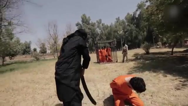 ISIS Executioner Beheading Prisoners