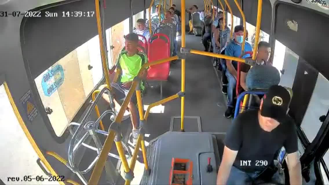Водитель автобуса зажал дверьми пассажира наказание