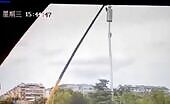 A laborer fell coming from a great height while mounting a mast.