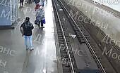 In moscow, a young adult was pressed onto the side rails in the subwa
