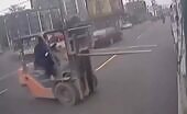 The forklift performed not make it possible for the motorcyclist to pass uncens