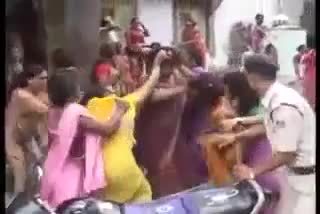 Naked Indian Catfight - Indian Transvestites Naked Fighting In Public - on horriblevideos.com