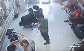 A huge man was try in a barbershop through pair of killers uncens