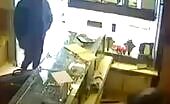 Burglars stab jewelry expert, repayment comes quickly